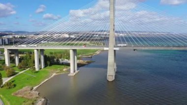 Lizbon 'da Tejo Nehri üzerindeki Vasco da Gama Köprüsü. Yukarıdan görüntüler - Lizbon, Portekiz - 5 Kasım 2019