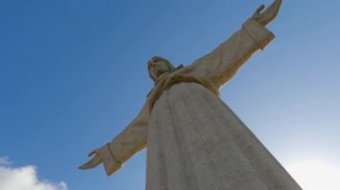 Lizbon tepesindeki İsa heykelinin yakın plan çekimi. Almada 'nın adı Cristo Rei. Seyahat fotoğrafçılığı.