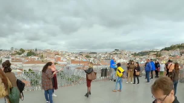 День Съемки Туристических Людей Делающих Фотографии Улиц Лиссабона — стоковое видео