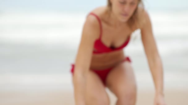 Ragazza Sexy Sdraiata Sulla Spiaggia Sabbia Video Rallentatore — Video Stock