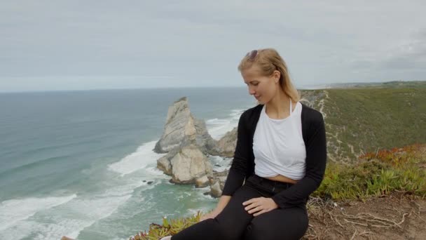 Szexi Lány Pózol Kamera Boldog Lány Nyári Vakáció Strandon — Stock videók