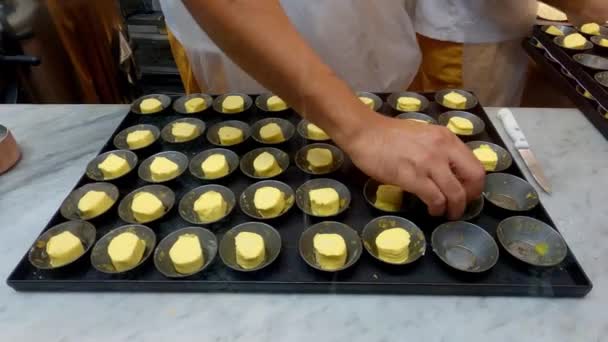 Padaria em Lisboa fazendo as famosas tortas de creme chamadas Pasteis de Nata — Vídeo de Stock