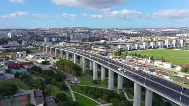 Lisbon sightseeing von oben - die vasco da gama brücke — Stockvideo