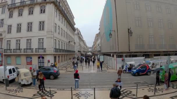 Tagsüber Aufnahmen Von Menschen Die Auf Den Straßen Von Lissabon — Stockvideo