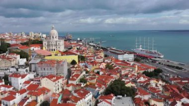 Lizbon 'un tarihi Alfama bölgesinin hava görüntüsü - hava görüntüleri