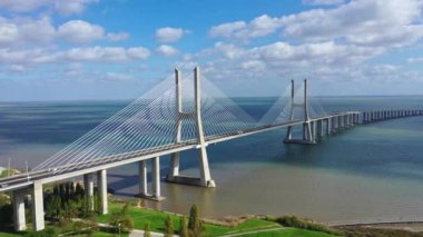 Lizbon 'da Tejo Nehri üzerindeki Vasco da Gama Köprüsü. Yukarıdan görüntüler - Lizbon, Portekiz - 5 Kasım 2019