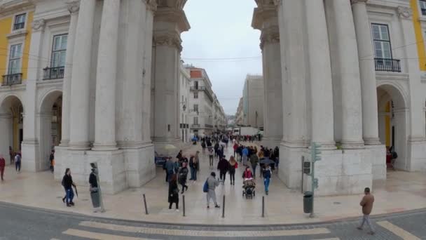 Дневной Снимок Людей Идущих Улицам Лиссабона — стоковое видео