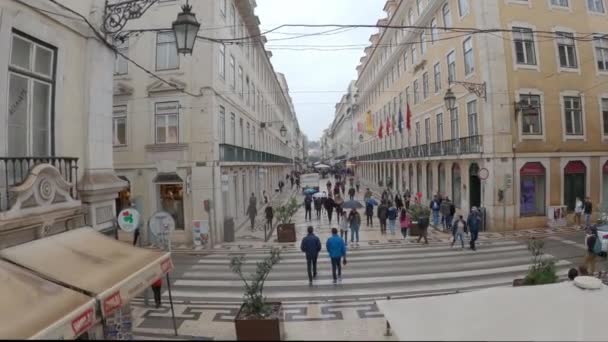 Dag Opname Van Mensen Die Door Straten Van Lissabon Lopen — Stockvideo