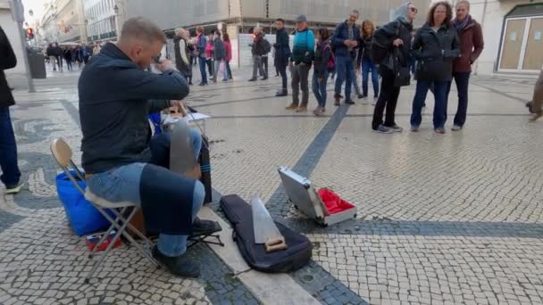 Lisszabon Utcai Zenész Mellett Sétáló Emberek — Stock videók