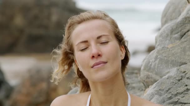 Sexy Mädchen Posiert Für Die Kamera Glückliches Mädchen Sommerurlaub Strand — Stockvideo