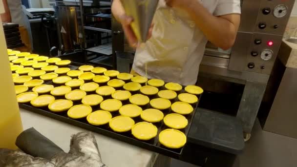 Bakkerij in Lissabon maakt de beroemde roomtaartjes genaamd Pasteis de Nata — Stockvideo