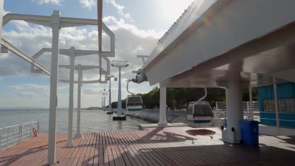 Teleferic Cable Car in Lisbon park of Nations - Lisszabon városa, Portugália - 2019. november 5. — Stock videók