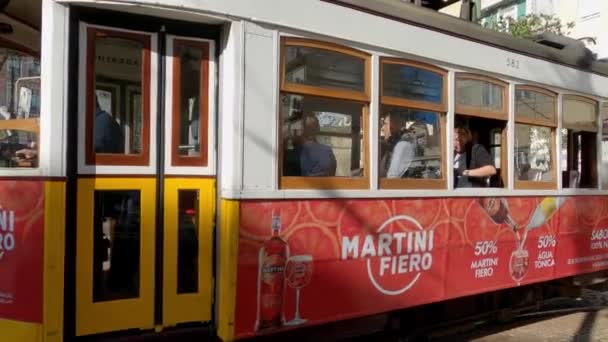 Riding Διάσημο Τραμ Της Λισαβόνας Λισαβόνα Πορτογαλία Οκτωβρίου 2019 — Αρχείο Βίντεο