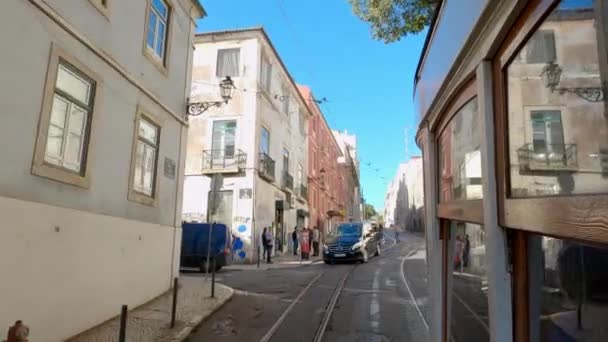 リスボンの有名なトラムに乗る ポルトガル リスボン 2019年10月15日 — ストック動画