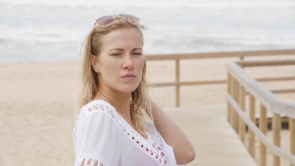 Atrakcyjna Dziewczyna Odpoczywająca Piaskowej Plaży Nagrania Dnia — Wideo stockowe