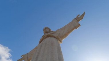 Lizbon tepesindeki Cristo Rei adlı İsa heykeli üzerine panoramik hava manzarası 