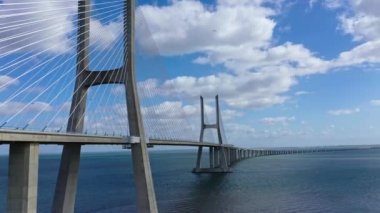 Lizbon 'da Tejo Nehri üzerindeki Vasco da Gama Köprüsü. Yukarıdan görüntüler - Lizbon, Portekiz - 5 Kasım 2019