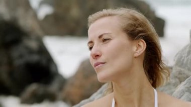 Kameraya poz veren seksi kız. Yaz tatilinde sahilde mutlu kız. 