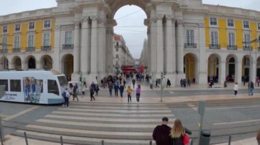 Lizbon sokaklarında yürüyen insanların gündüz çekimleri. 