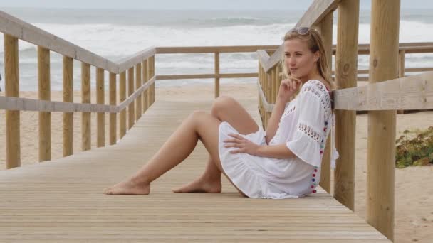 Mladá a sexy žena na pláži - letní dovolená — Stock video