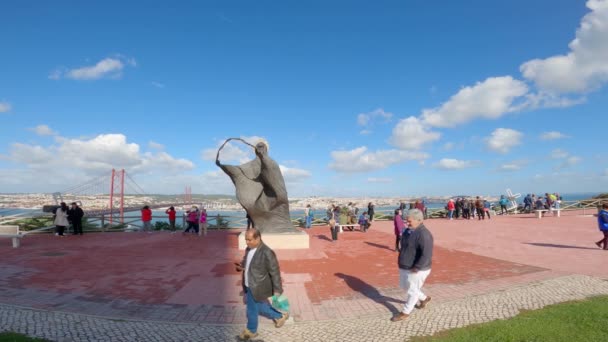 Penampilannya di Christ Statue Cristo Rei di Lisbon Almada - CITY OF LISBON, PORTUGAL - NOVEMBER 5, 2019 — Stok Video