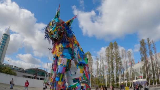 Художественная скульптура кота из пластиковых мусорных баков в Парке Наций в Лиссабоне - ГОРОД ЛИСБОН, ПОРТУГАЛЬ - 5 ноября 2019 года — стоковое видео