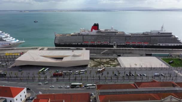 Widok na ogromny statek wycieczkowy w Lizbonie z Alfamy - Miasto Lizbona, Portugalia - 5 listopada 2019 — Wideo stockowe