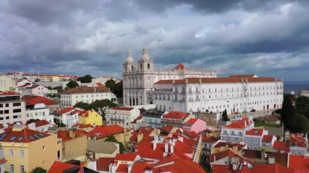 Αεροφωτογραφία Της Ιστορικής Περιοχής Alfama Της Λισαβόνας Εναέρια Λήψη Drone — Αρχείο Βίντεο