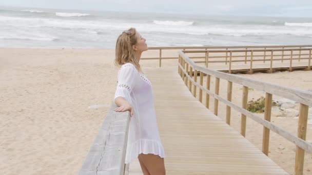 Sexig Tjej Poserar För Kameran Glad Flicka Sommarsemester Stranden — Stockvideo