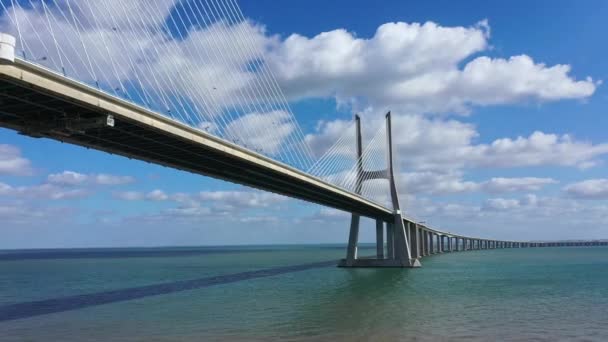 Rekaman Harian Jembatan Vasco Gama Yang Terkenal Atas Sungai Tejo — Stok Video