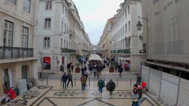 Lizbon sokaklarında yürüyen insanların gündüz çekimleri. 