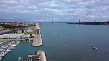 Lizbon 'daki Tejo Nehri üzerindeki Rio Ta Köprüsü' nün gündüz görüntüleri - Lizbon, Portekiz - 5 Kasım 2019