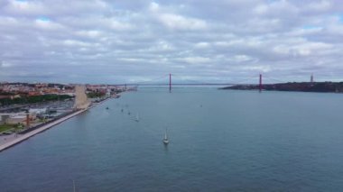 Lizbon 'daki Tejo Nehri üzerindeki Rio Ta Köprüsü' nün gündüz görüntüleri - Lizbon, Portekiz - 5 Kasım 2019