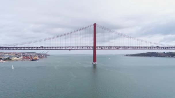 Lizbon Daki Tejo Nehri Üzerindeki Rio Köprüsü Nün Gündüz Görüntüleri — Stok video