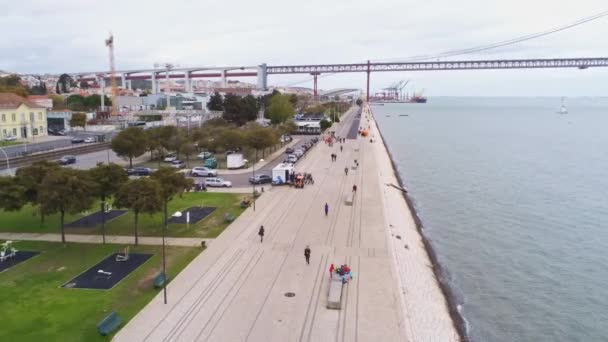 Pessoas Caminhar Baía Rio Filmagem Diurna Ponte Rio Sobre Rio — Vídeo de Stock