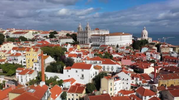 Luftaufnahme Über Das Historische Alfama Viertel Von Lisbon Drohnenaufnahmen Aus — Stockvideo