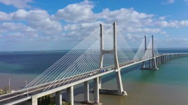 Lizbon, Portekiz 'deki Tejo Nehri üzerindeki ünlü Vasco da Gama Köprüsü' nün gündüz görüntüleri 5 Kasım 2019