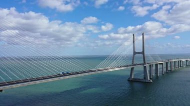 Lizbon, Portekiz 'deki Tejo Nehri üzerindeki ünlü Vasco da Gama Köprüsü' nün gündüz görüntüleri 5 Kasım 2019