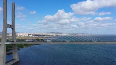 Lizbon 'da Tejo Nehri üzerindeki Vasco da Gama Köprüsü. Yukarıdan görüntüler - Lizbon, Portekiz - 5 Kasım 2019