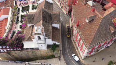 Lizbon 'un tarihi Alfama bölgesinin hava görüntüsü - hava aracı görüntüleri