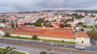 Lizbon 'un tarihi Alfama bölgesinin hava görüntüsü - hava aracı görüntüleri