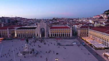 Lizbon 'daki Akşam Augusta Kapısı ve Ticaret Meydanı - Praca do Comercio Lisboa - hava aracı görüntüleri
