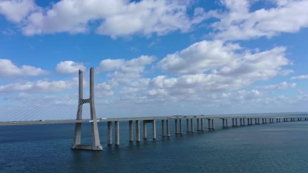 リスボンのテジョ川にかかる有名なヴァスコ ガマ橋の昼間の映像 ポルトガル リスボン 2019年11月5日 — ストック動画