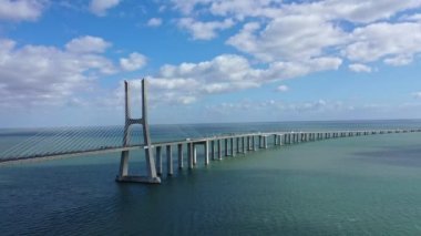Lizbon, Portekiz 'deki Tejo Nehri üzerindeki ünlü Vasco da Gama Köprüsü' nün gündüz görüntüleri 5 Kasım 2019