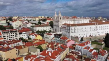 Lizbon 'un tarihi Alfama bölgesinin hava görüntüsü - hava aracı görüntüleri