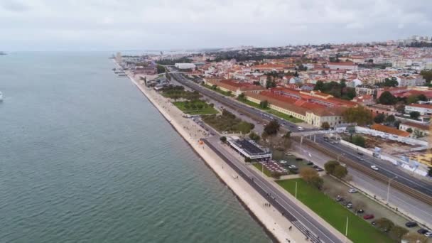 Αεροφωτογραφία Πάνω Από Την Ιστορική Περιοχή Alfama Της Λισαβόνας Εναέρια — Αρχείο Βίντεο