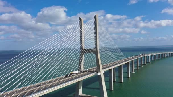 Rekaman Harian Jembatan Vasco Gama Yang Terkenal Atas Sungai Tejo — Stok Video