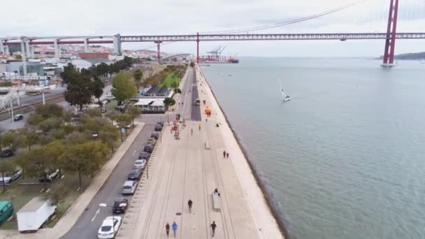 Gente Caminando Por Bahía Del Río Imágenes Diurnas Del Puente — Vídeo de stock