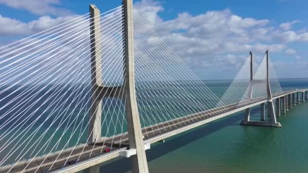 リスボンのテジョ川にかかる有名なヴァスコ ガマ橋の昼間の映像 ポルトガル リスボン 2019年11月5日 — ストック動画