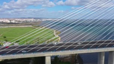 Lizbon, Portekiz 'deki Tejo Nehri üzerindeki ünlü Vasco da Gama Köprüsü' nün gündüz görüntüleri 5 Kasım 2019